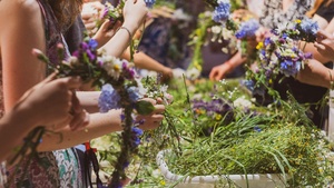 Wernisaż wystawy - Letnie Przesilenie - Pracownia Plastyczna TCK, otwarcie ekspozycji oraz wspólne wyplatanie wianków.