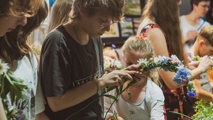 Wernisaż wystawy - Letnie Przesilenie - Pracownia Plastyczna TCK, otwarcie ekspozycji oraz wspólne wyplatanie wianków.