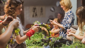 Wernisaż wystawy - Letnie Przesilenie - Pracownia Plastyczna TCK, otwarcie ekspozycji oraz wspólne wyplatanie wianków.