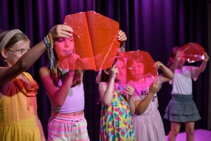 Owacje w Dom.Ku! - Na scenie DKW dzieci i młodzież występujący w spektaklu teatralno-muzycznym "Rzecz o dorastaniu"