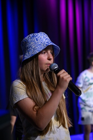 Owacje w Dom.Ku! - Na scenie DKW dzieci i młodzież występujący w spektaklu teatralno-muzycznym "Rzecz o dorastaniu"