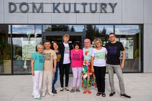 Owacje w Dom.Ku! - Zespół Domu Kultury przed budynkiem DKW od strony zachodniej