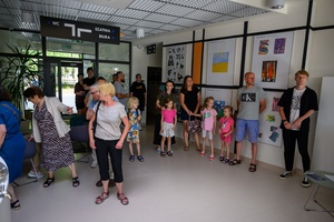 Owacje w Dom.Ku! - Publiczność w hallu Domu Kultury podziwiająca prace plastyczne podczas wernisażu