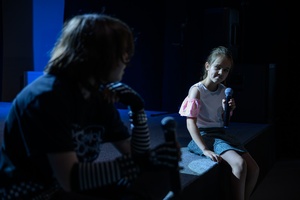 Owacje w Dom.Ku! - Na scenie DKW dzieci i młodzież występujący w spektaklu teatralno-muzycznym "Rzecz o dorastaniu"