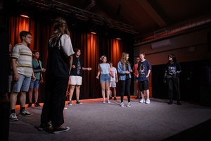 Owacje w Dom.Ku! - Na scenie DKW dzieci i młodzież występujący w spektaklu teatralno-muzycznym "Rzecz o dorastaniu"