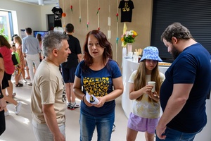 Owacje w Dom.Ku! - Publiczność w hallu Domu Kultury podziwiająca prace plastyczne podczas wernisażu