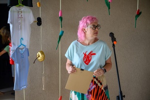 Owacje w Dom.Ku! - Kierowniczka DKW Dorota Omylska otwierająca wernisaż wystawy prac