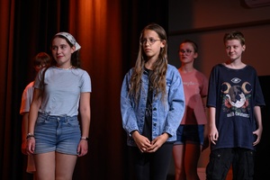 Owacje w Dom.Ku! - Na scenie DKW dzieci i młodzież występujący w spektaklu teatralno-muzycznym "Rzecz o dorastaniu"