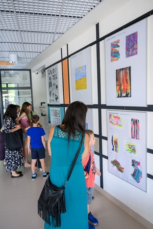 Owacje w Dom.Ku! - Publiczność w hallu Domu Kultury podziwiająca prace plastyczne podczas wernisażu