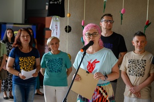 Owacje w Dom.Ku! - Kierowniczka DKW Dorota Omylska otwierająca wernisaż wystawy prac