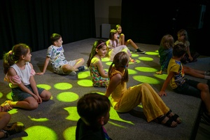 Owacje w Dom.Ku! - Na scenie DKW dzieci i młodzież występujący w spektaklu teatralno-muzycznym "Rzecz o dorastaniu"