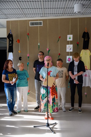 Owacje w Dom.Ku! - Kierowniczka DKW Dorota Omylska otwierająca wernisaż wystawy prac