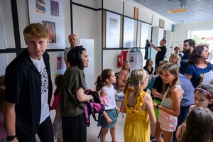 Owacje w Dom.Ku! - Publiczność w hallu Domu Kultury podziwiająca prace plastyczne podczas wernisażu