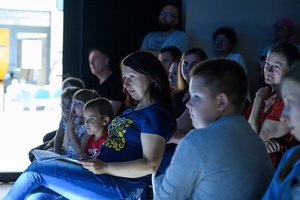 Owacje w Dom.Ku! - Publiczność oglądająca spektakl teatralno-muzyczny "Rzecz o dorastaniu"