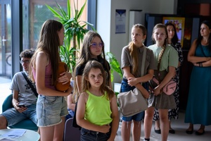 Owacje w Dom.Ku! - Publiczność w hallu Domu Kultury podziwiająca prace plastyczne podczas wernisażu