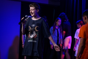 Owacje w Dom.Ku! - Na scenie DKW dzieci i młodzież występujący w spektaklu teatralno-muzycznym "Rzecz o dorastaniu"