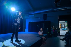 Owacje w Dom.Ku! - Na scenie DKW dzieci i młodzież występujący w spektaklu teatralno-muzycznym "Rzecz o dorastaniu"