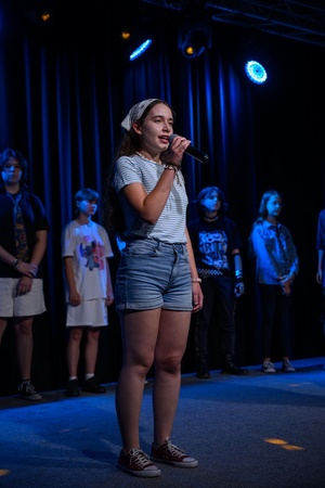 Owacje w Dom.Ku! - Na scenie DKW dzieci i młodzież występujący w spektaklu teatralno-muzycznym "Rzecz o dorastaniu"