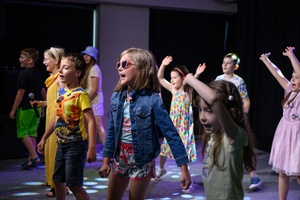 Owacje w Dom.Ku! - Na scenie DKW dzieci i młodzież występujący w spektaklu teatralno-muzycznym "Rzecz o dorastaniu"