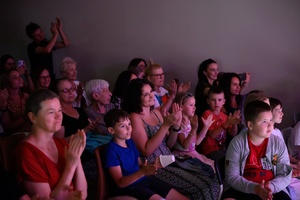Owacje w Dom.Ku! - Publiczność oklaskująca młodych aktorów występujących w spektaklu teatralno-muzycznym "Rzecz o dorastaniu"