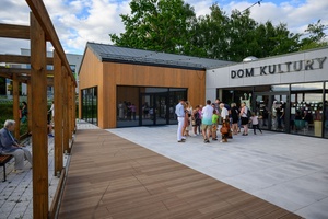 Owacje w Dom.Ku! - Publiczność przed wejściem do DKW od strony zachodniej