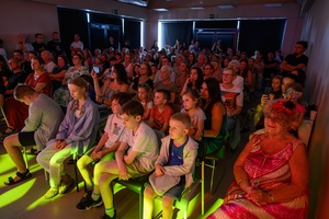 Owacje w Dom.Ku! - Publiczność oglądająca spektakl teatralno-muzyczny "Rzecz o dorastaniu"