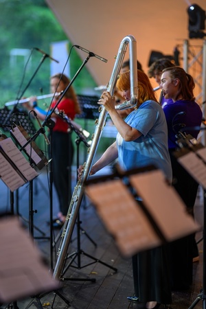 Koncert fletowy Summertime Symphony - Na scenie grający uczestnicy Tarnowskiego Lata Fletowego