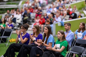 Koncert fletowy Summertime Symphony - Uczestnicy Tarnowskiego Lata Fletowego wśród amfiteatralnej publiczności