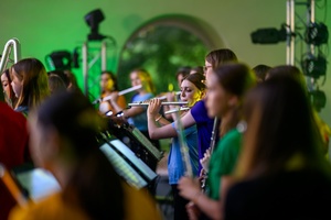 Koncert fletowy Summertime Symphony - Na scenie grający chór fletowy uczestników Tarnowskiego Lata Fletowego