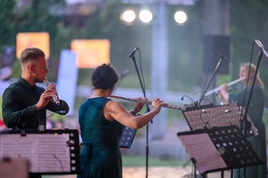 Koncert fletowy Summertime Symphony - Na scenie grający uczestnicy Tarnowskiego Lata Fletowego
