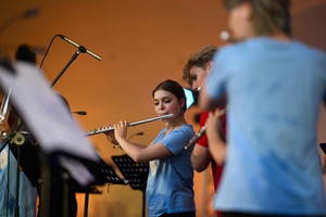 Koncert fletowy Summertime Symphony - Na scenie grający uczestnicy Tarnowskiego Lata Fletowego