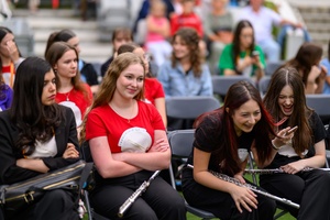 Koncert fletowy Summertime Symphony - Uczestnicy Tarnowskiego Lata Fletowego wśród amfiteatralnej publiczności