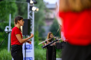 Koncert fletowy Summertime Symphony - Na scenie grający chór fletowy uczestników Tarnowskiego Lata Fletowego