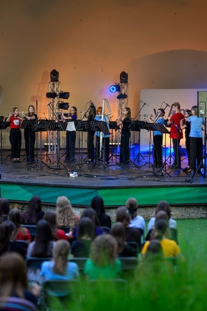 Koncert fletowy Summertime Symphony - Na scenie grający uczestnicy Tarnowskiego Lata Fletowego