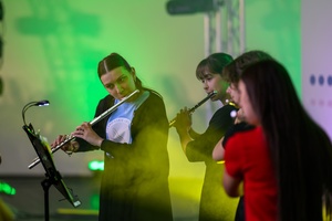 Koncert fletowy Summertime Symphony - Na scenie grający uczestnicy Tarnowskiego Lata Fletowego