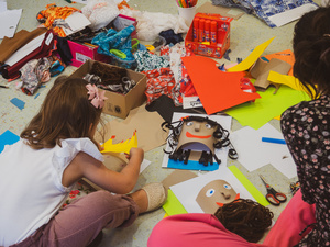 otwARTa jeszcze bardziej. Warsztaty dla małych pasjonatów sztuki - PORTRET - Uczestnicy warsztatów podczas tworzenia prac plastycznych.