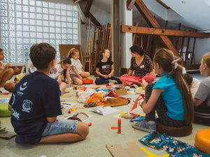 otwARTa jeszcze bardziej. Warsztaty dla małych pasjonatów sztuki - PORTRET - Uczestnicy warsztatów podczas tworzenia prac plastycznych.