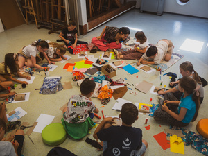 otwARTa jeszcze bardziej. Warsztaty dla małych pasjonatów sztuki - PORTRET - Uczestnicy warsztatów podczas tworzenia prac plastycznych.