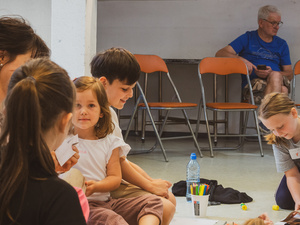 otwARTa jeszcze bardziej. Warsztaty dla małych pasjonatów sztuki - PORTRET - Uczestnicy warsztatów podczas tworzenia prac plastycznych.