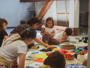 otwARTa jeszcze bardziej. Warsztaty dla małych pasjonatów sztuki - PORTRET - Uczestnicy warsztatów podczas tworzenia prac plastycznych.