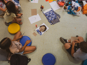 otwARTa jeszcze bardziej. Warsztaty dla małych pasjonatów sztuki - PORTRET - Uczestnicy warsztatów podczas tworzenia prac plastycznych.