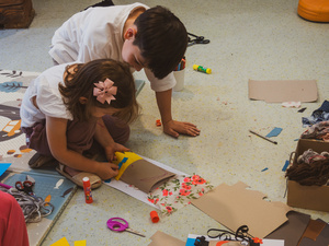 otwARTa jeszcze bardziej. Warsztaty dla małych pasjonatów sztuki - PORTRET - Uczestnicy warsztatów podczas tworzenia prac plastycznych.