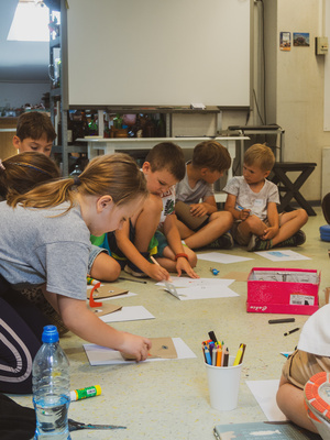 otwARTa jeszcze bardziej. Warsztaty dla małych pasjonatów sztuki - PORTRET - Uczestnicy warsztatów podczas tworzenia prac plastycznych.
