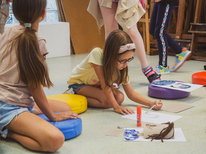otwARTa jeszcze bardziej. Warsztaty dla małych pasjonatów sztuki - PORTRET - Uczestnicy warsztatów podczas tworzenia prac plastycznych.