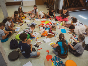 otwARTa jeszcze bardziej. Warsztaty dla małych pasjonatów sztuki - PORTRET - Uczestnicy warsztatów podczas tworzenia prac plastycznych.