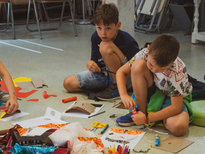 otwARTa jeszcze bardziej. Warsztaty dla małych pasjonatów sztuki - PORTRET - Uczestnicy warsztatów podczas tworzenia prac plastycznych.