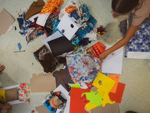 otwARTa jeszcze bardziej. Warsztaty dla małych pasjonatów sztuki - PORTRET - Uczestnicy warsztatów podczas tworzenia prac plastycznych.