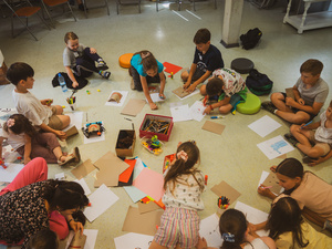otwARTa jeszcze bardziej. Warsztaty dla małych pasjonatów sztuki - PORTRET - Uczestnicy warsztatów podczas tworzenia prac plastycznych.