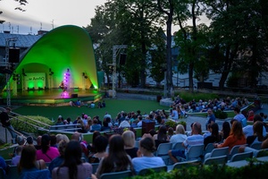 Koncert: "Ballady na głos i gitarę" - Łucja Kania - Amfiteatralna publiczność wsłuchująca się w piosenki w wykonaniu Łucji Kani