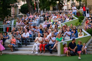 Koncert: "Ballady na głos i gitarę" - Łucja Kania - Amfiteatralna publiczność wsłuchująca się w piosenki w wykonaniu Łucji Kani